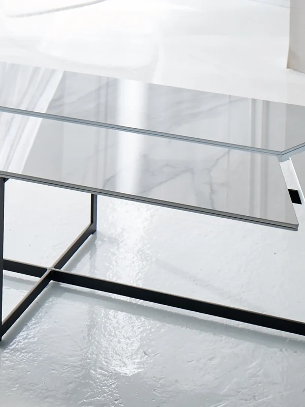 Design τραπεζάκι σαλονιού με λεπτό μεταλλικό σκελετό και μαρμάρινο φινίρισμα