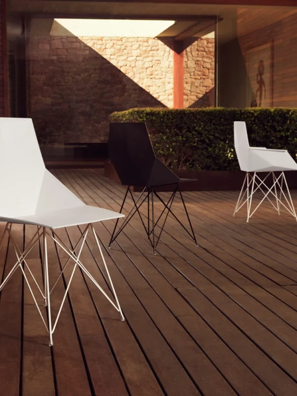 Λευκή καρέκλα FAZ με μεταλλική βάση σε βεράντα εξωτερικού χώρου