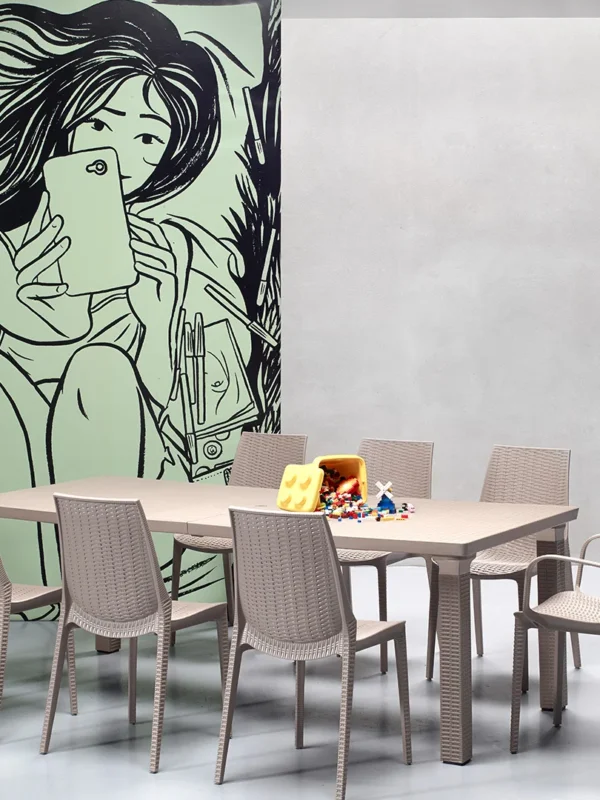 Πολυθρόνες Lucrezia με πλάτη και κάθισμα από πολυπροπυλένιο σε μοντέρνο περιβάλλον