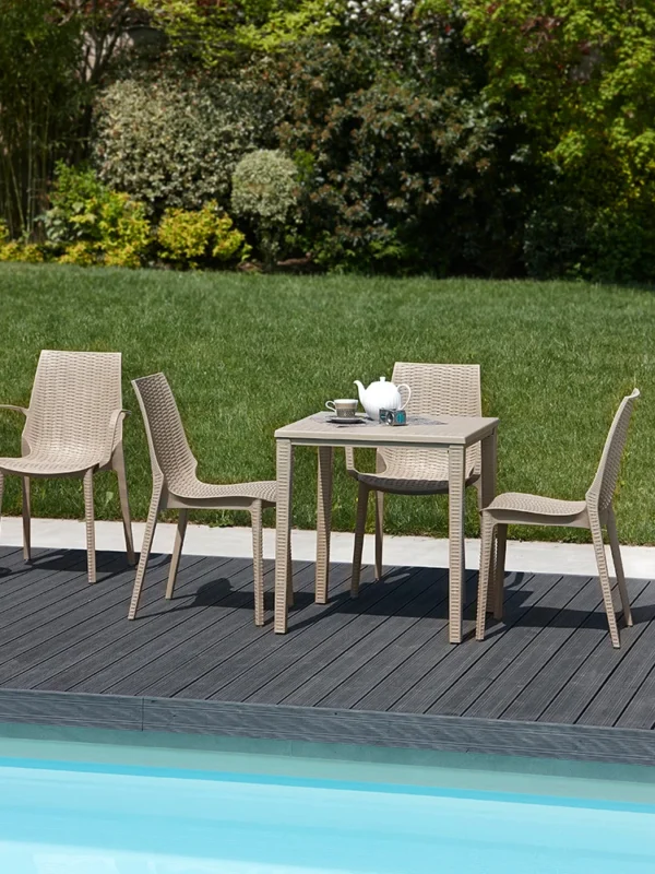 Καρέκλα εξωτερικού χώρου Lucrezia με ξύλινο σκελετό και minimal design για κήπο και βεράντα.