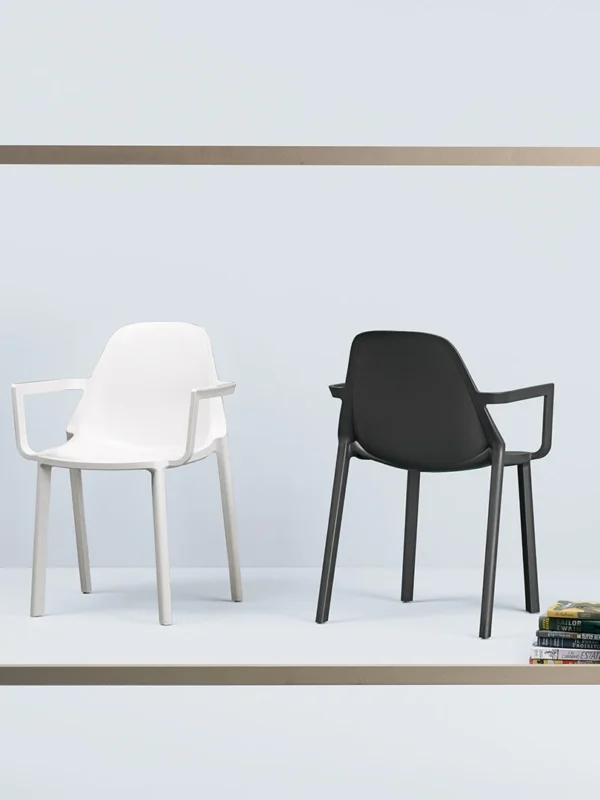 Έκθεσιακή πολυθρόνα Piu με μίνιμαλ design, λευκή και μαύρη, μπροστά από κάδρο τέχνης