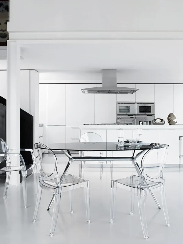 Διάφανη πολυθρόνα Igloo από πολυκαρβονικό υλικό, σε μοντέρνο open-plan χώρο με λευκή κουζίνα