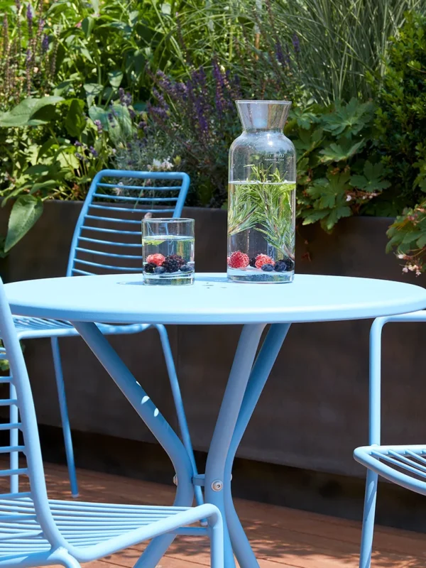 Πολυθρόνες Summer σε μπλε και γκρι χρώμα δίπλα σε τραπέζι εξωτερικού χώρου