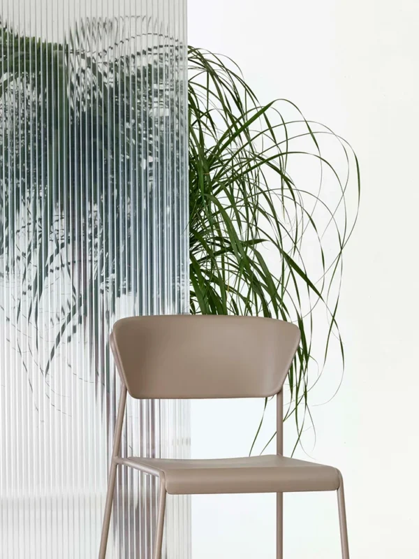 Καρέκλα Lisa 2880 – κομψή επιλογή εξωτερικού χώρου από SCAB Design με έμφαση στο στυλ και την άνεση