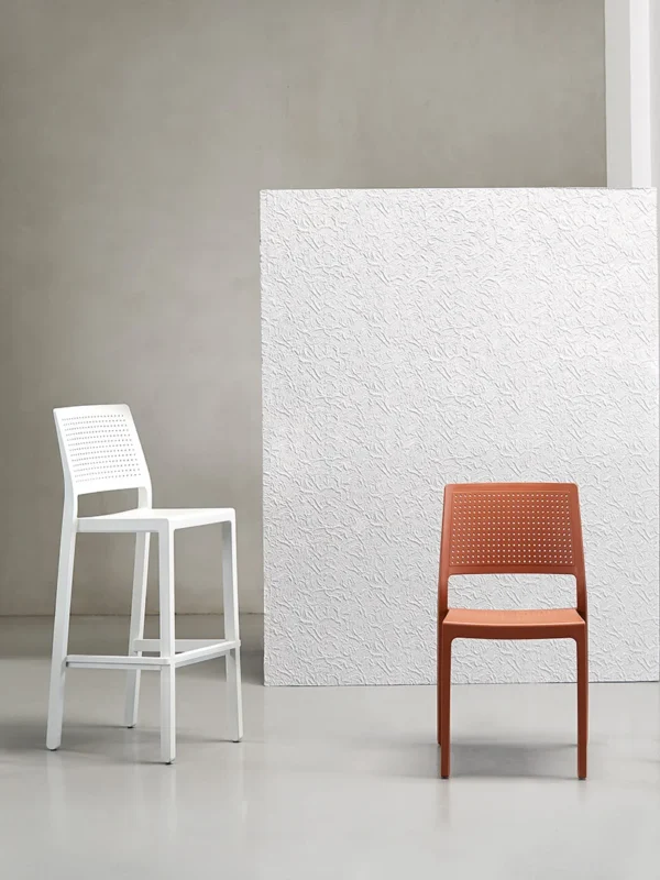 Σκαμπό Μπαρ Emi σε λευκό και τερακότα χρώμα – κομψό και ανθεκτικό για εξωτερικούς χώρους