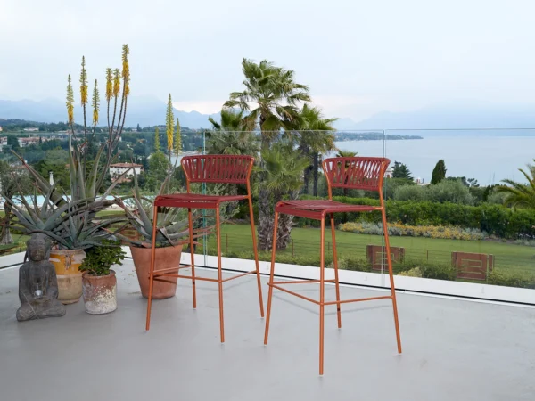 Μεταλλικό σκαμπό μπαρ Lisa Club με πλάτη – ιδανικό για εξωτερικά lounge