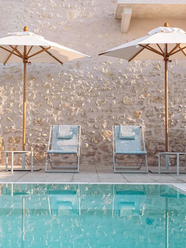 Ομπρέλα δαπέδου Palladio Standard με ξύλο ιρόκο – κομψή σκίαση για πισίνες, ξενοδοχεία και εστίαση