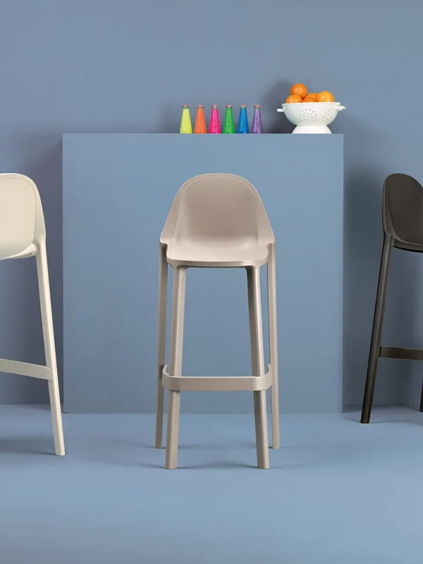 ρία σκαμπό Più σε λευκό, μπεζ και μαύρο κλασικό στυλ με πλάτη για εξωτερικούς χώρους