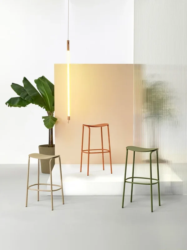 Μοντέρνο σκαμπό Trick με καμπυλωτή πλάτη σε μπεζ και φόντο εσωτερικού φυτού