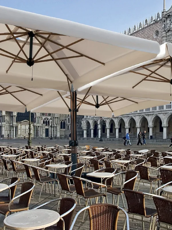 Ξύλινη επαγγελματική ομπρέλα δαπέδου διπλή Wood Poker – ιδανική για καφετέριες και εστιατόρια εξωτερικού χώρου