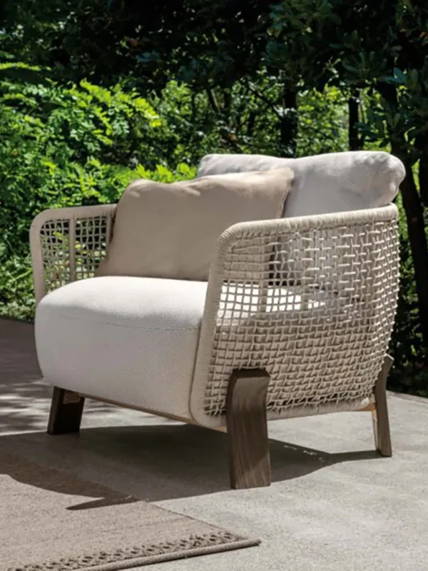 Έκθεσιακή πολυθρόνα εξωτερικού χώρου Argo wood με ξύλινο σκελετό και λευκή επένδυση