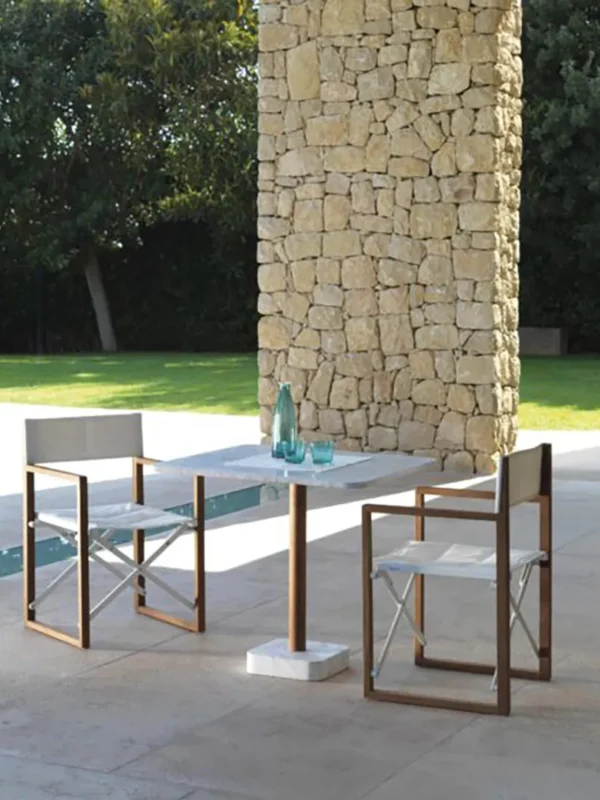 Καρέκλα εξωτερικού χώρου BRIDGE DIRECTOR – στιβαρός σκελετός αλουμινίου με ξύλινα στοιχεία, εμπνευσμένη από καρέκλες σκηνοθέτη