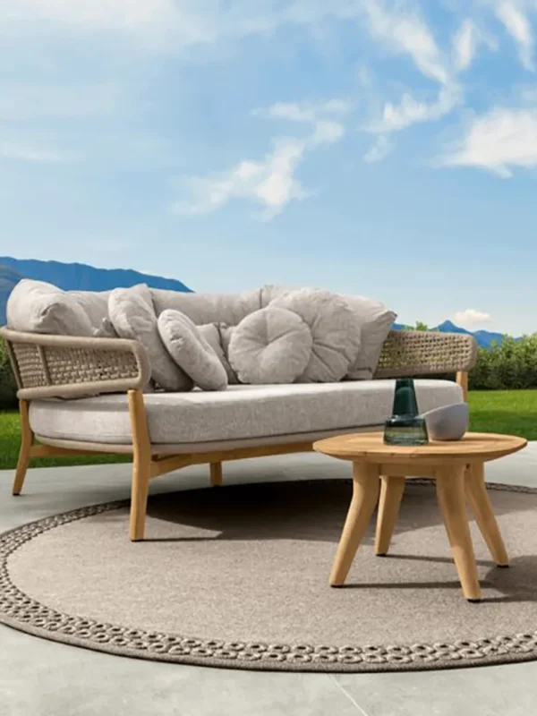 Καναπές εξωτερικού χώρου από teak με μοντέρνο design και μαξιλάρια – ιδανικός για χαλάρωση σε βεράντα