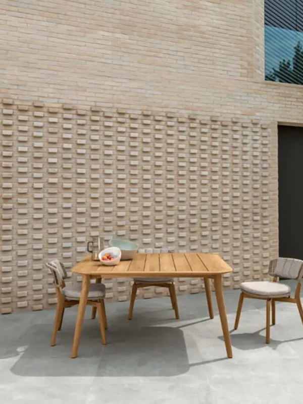 Καρέκλα Moon Teak για εξωτερικούς χώρους, με φυσικό ξύλο teak και μοντέρνο κάθισμα.