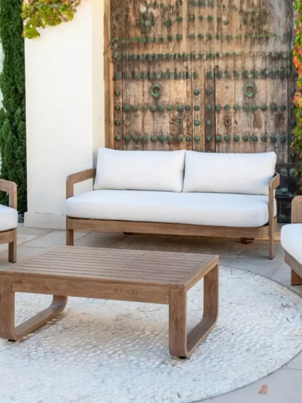 Σετ καναπέ εξωτερικού χώρου με τραπεζάκι και πολυθρόνες σε φυσικό ξύλο – ιδανικό για αυλή ή ταράτσα