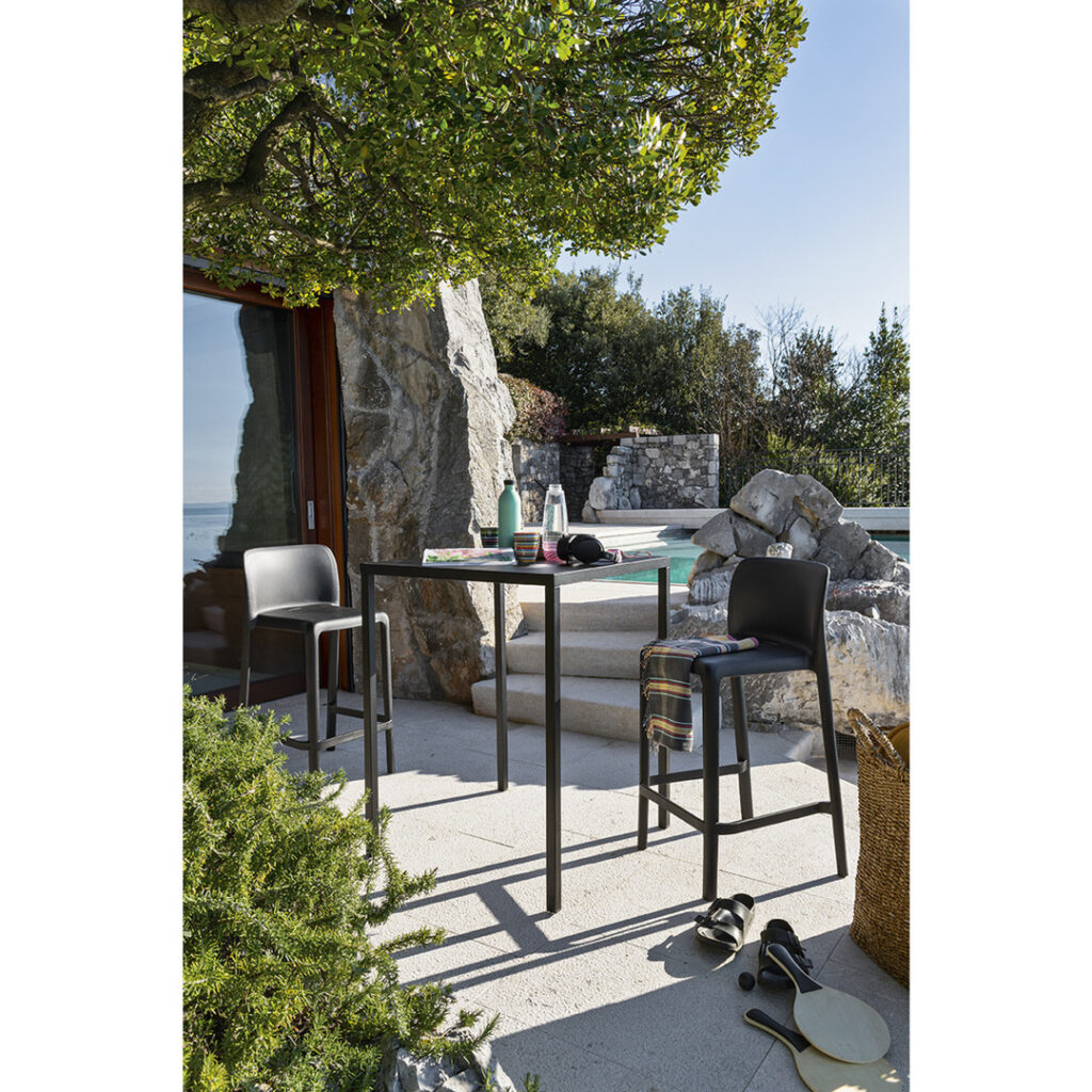 σκαμπο bayo ! taupe minimal σχεδίαση, κατάλληλη για κήπο ή βεράντα – διαθέσιμη στο vestal.gr.