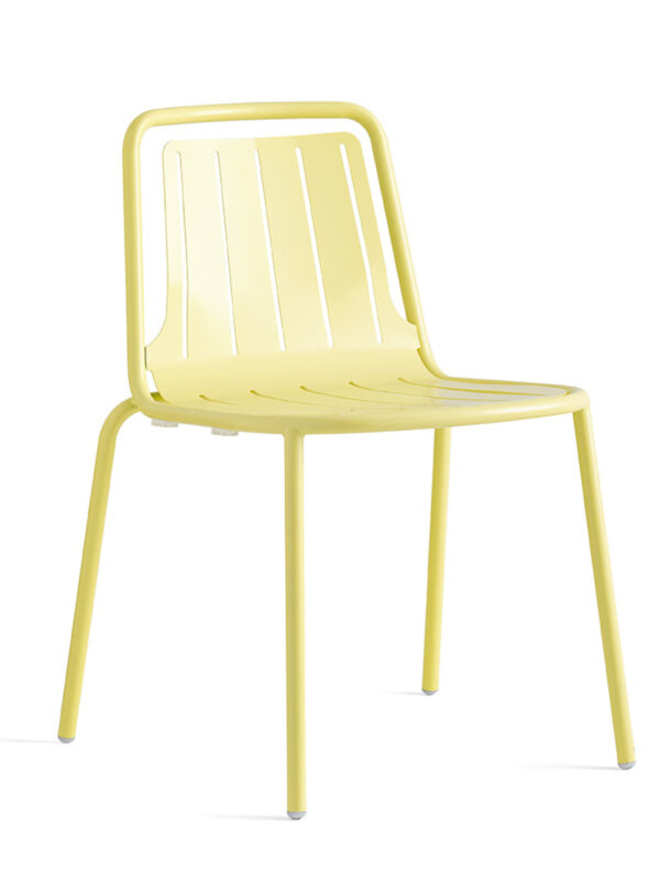 Κίτρινη καρέκλα εξωτερικού χώρου Easy από πολυπροπυλένιο, ελαφριά και στιλάτη, κατάλληλη για σύγχρονες βεράντες.