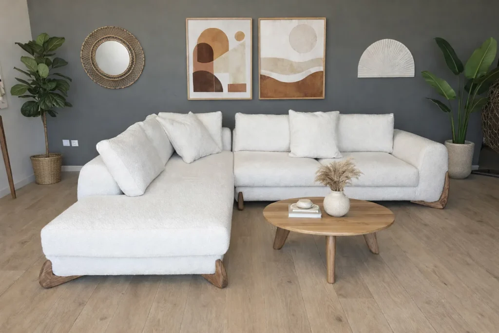 Μοντέρνο σαλόνι με γωνιακό καναπέ, ξύλινο τραπεζάκι, διακοσμητικά στον τοίχο