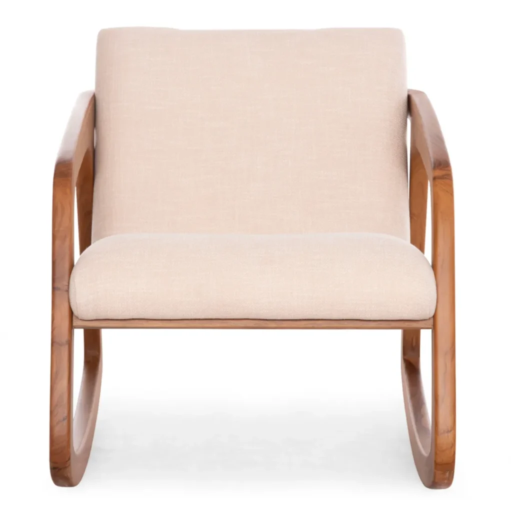 Ξύλινη πολυθρόνα με καμπύλη βάση και μπεζ υφασμάτινο κάθισμα σε φωτεινό, ζεστό σαλόνι