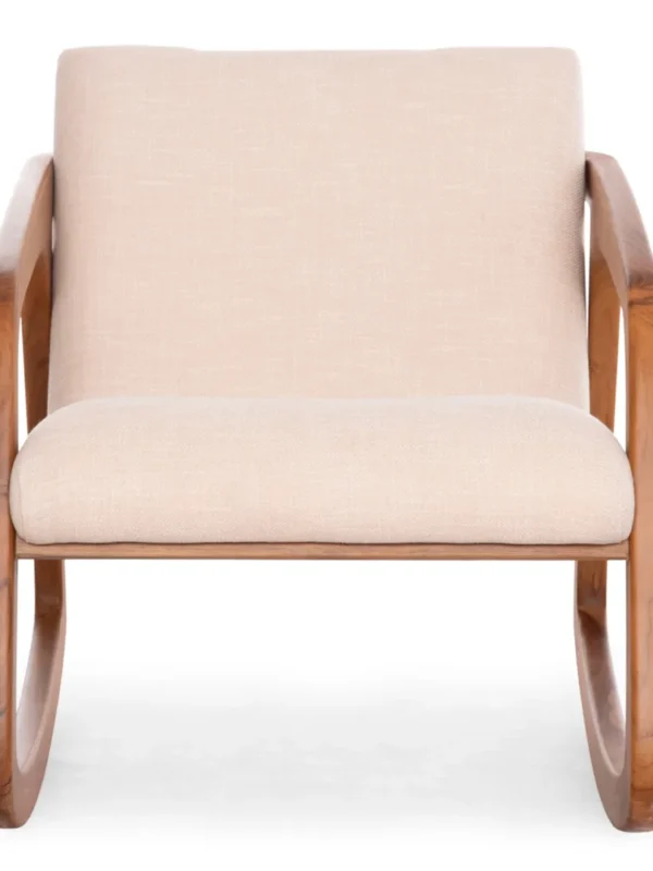 Ξύλινη πολυθρόνα με καμπύλη βάση και μπεζ υφασμάτινο κάθισμα σε φωτεινό, ζεστό σαλόνι