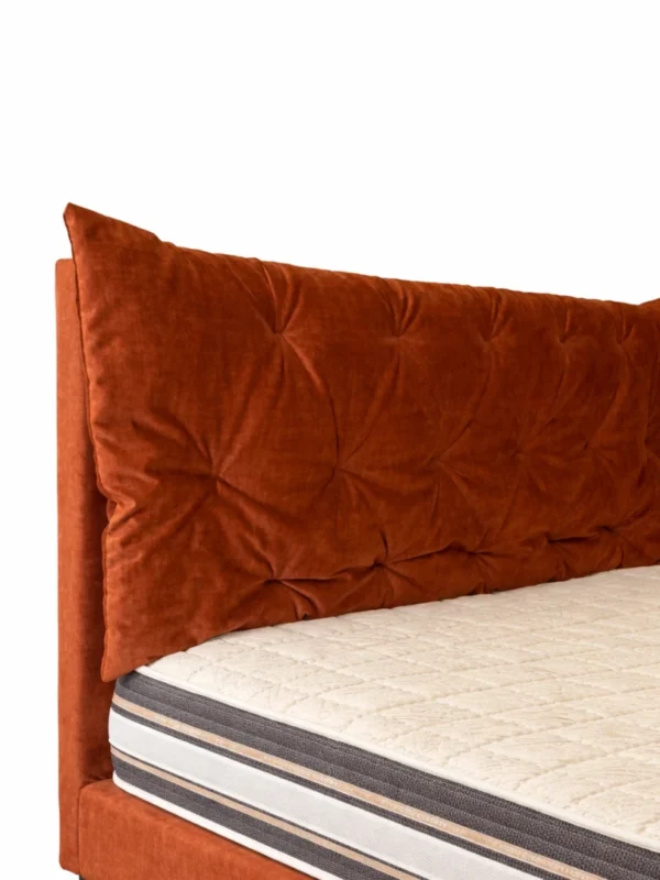 Υφασμάτινο κρεβάτι Pillow 160×200 με καπιτονέ κεφαλάρι σε τερακότα χρώμα, τοποθετημένο σε φωτεινό μοντέρνο υπνοδωμάτιο.