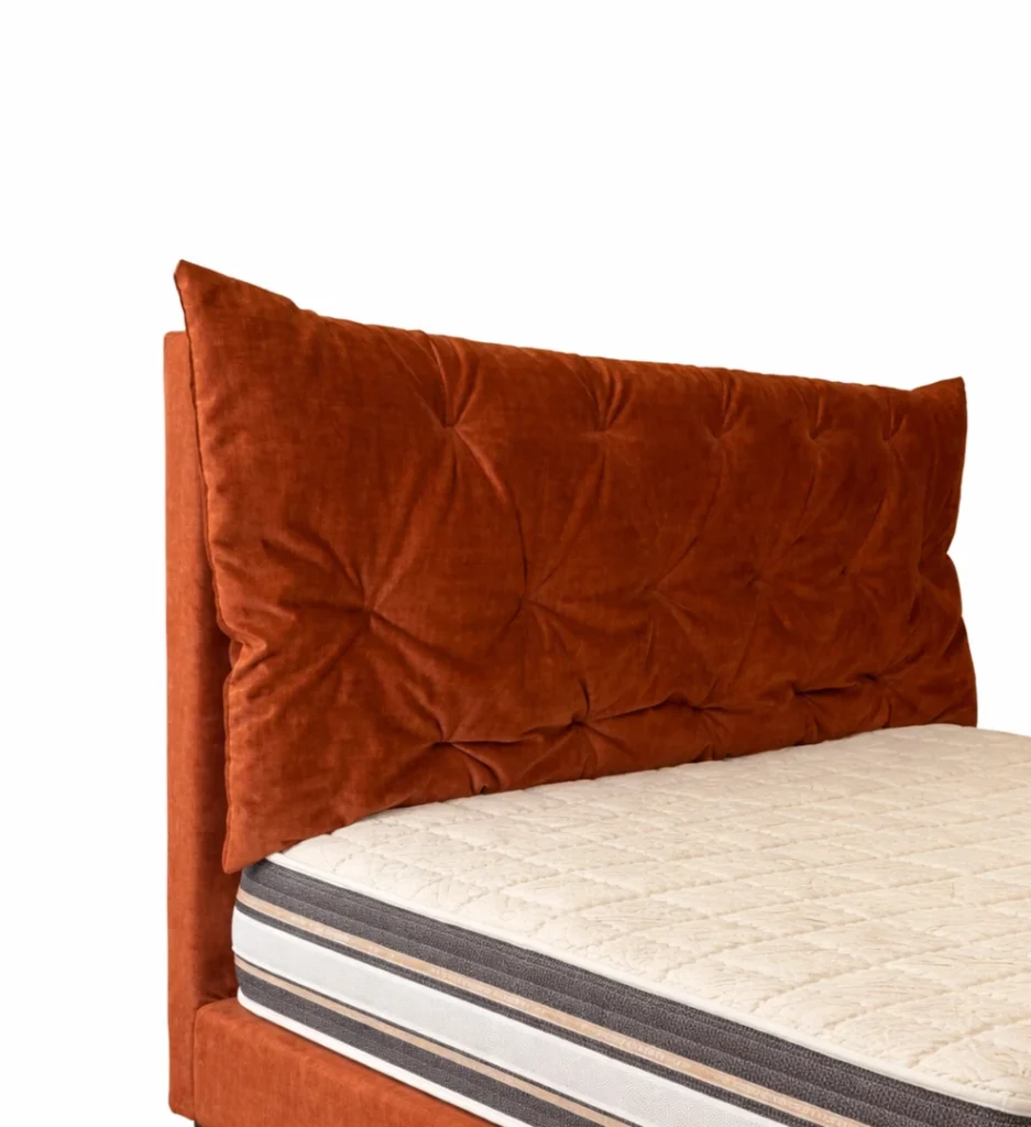 Υφασμάτινο κρεβάτι Pillow 160×200 με καπιτονέ κεφαλάρι σε τερακότα χρώμα, τοποθετημένο σε φωτεινό μοντέρνο υπνοδωμάτιο.