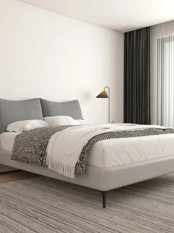 Μοντέρνο υπνοδωμάτιο με διπλό κρεβάτι, ουδέτερους τόνους και φυσικό φως από μεγάλο παράθυρο.