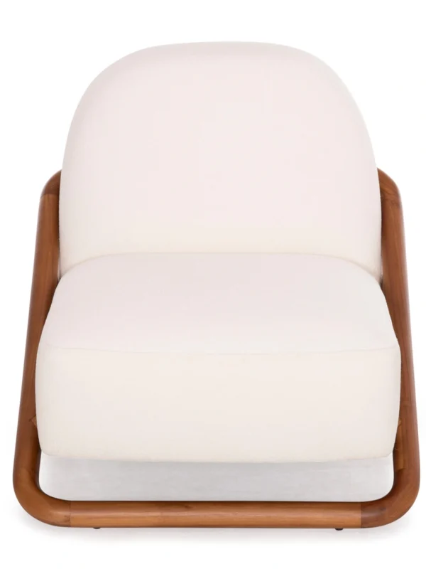 Πολυθρόνα lounge με ξύλινο σκελετό και εκρού υφασμάτινη επένδυση, μοντέρνος σχεδιασμός με χαμηλό κάθισμα και καμπύλη στην πλάτη.