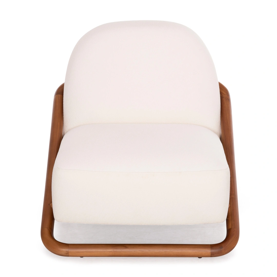 Πολυθρόνα lounge με ξύλινο σκελετό και εκρού υφασμάτινη επένδυση, μοντέρνος σχεδιασμός με χαμηλό κάθισμα και καμπύλη στην πλάτη.