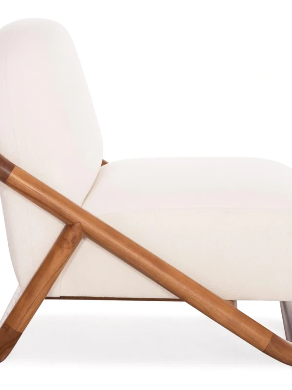 Πολυθρόνα lounge με ξύλινο σκελετό και εκρού υφασμάτινη επένδυση, μοντέρνος σχεδιασμός με χαμηλό κάθισμα και καμπύλη στην πλάτη.