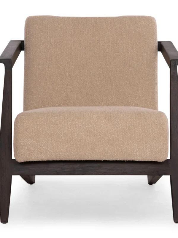 Υφασμάτινη πολυθρόνα σαλονιού σε μπεζ απόχρωση με ξύλινο σκελετό, μοντέρνου σχεδιασμού.