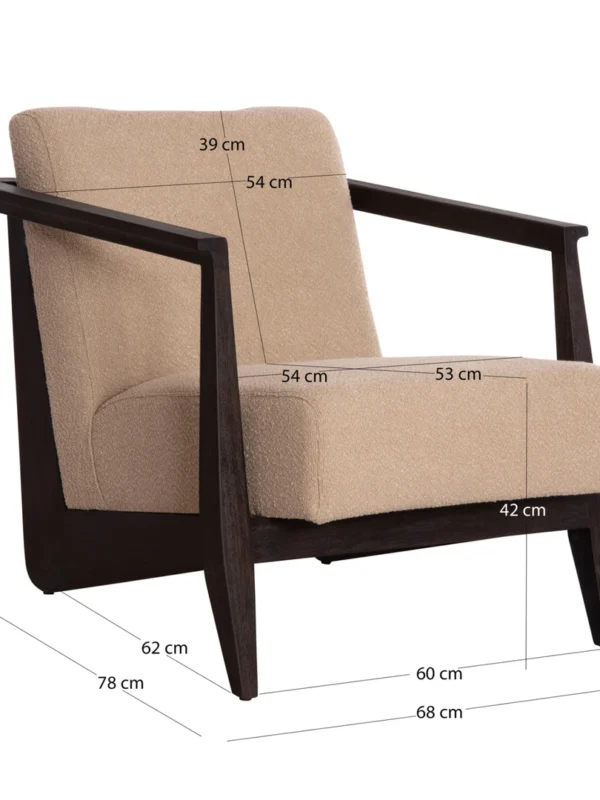 Υφασμάτινη πολυθρόνα σαλονιού σε μπεζ απόχρωση με ξύλινο σκελετό, μοντέρνου σχεδιασμού.