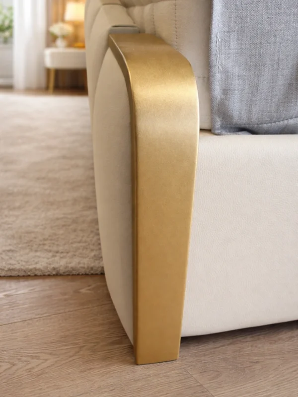 Luxury δερμάτινο κρεβάτι 180×200 με επενδυμένο κεφαλάρι και χειροποίητες χρυσές λεπτομέρειες, μοναδικό bespoke κομμάτι.