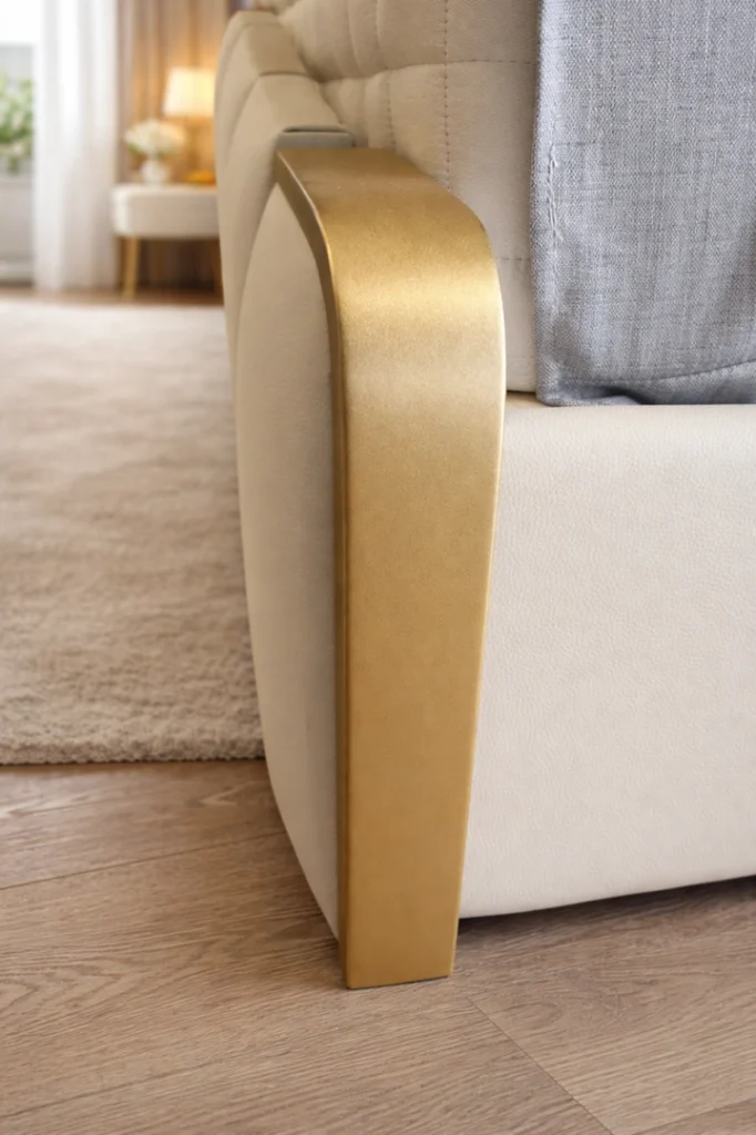 Luxury δερμάτινο κρεβάτι 180×200 με επενδυμένο κεφαλάρι και χειροποίητες χρυσές λεπτομέρειες, μοναδικό bespoke κομμάτι.