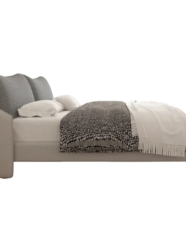 Μοντέρνο υπνοδωμάτιο με διπλό κρεβάτι, ουδέτερους τόνους και φυσικό φως από μεγάλο παράθυρο.