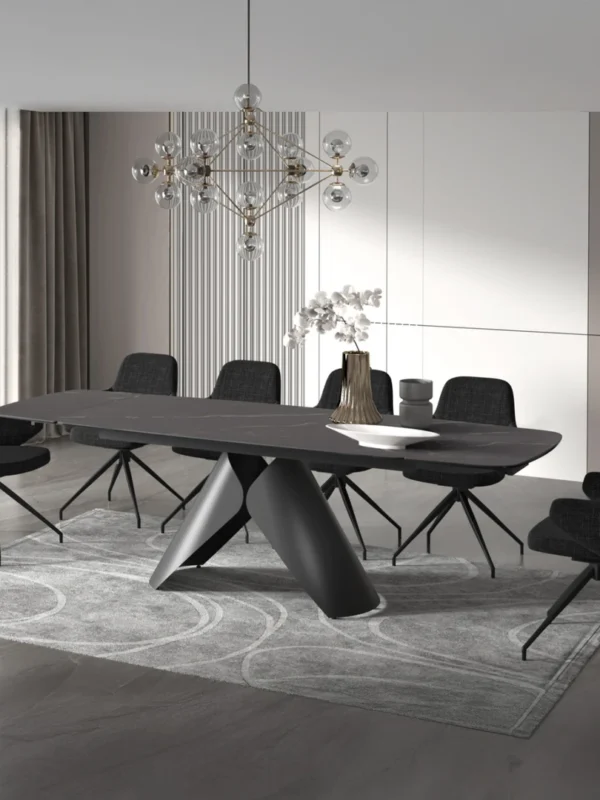 Μοντέρνο σετ τραπεζαρίας με επεκτεινόμενο κεραμικό τραπέζι και μαύρες καρέκλες σε σύγχρονο χώρο