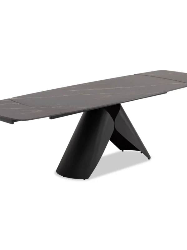 Μοντέρνο σετ τραπεζαρίας με επεκτεινόμενο κεραμικό τραπέζι και μαύρες καρέκλες σε σύγχρονο χώρο