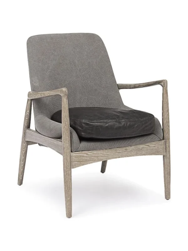 Γκρι πολυθρόνα lounge με ξύλινο σκελετό σε φυσική απόχρωση και μαύρο δερμάτινο κάθισμα, μπροστινή όψη.