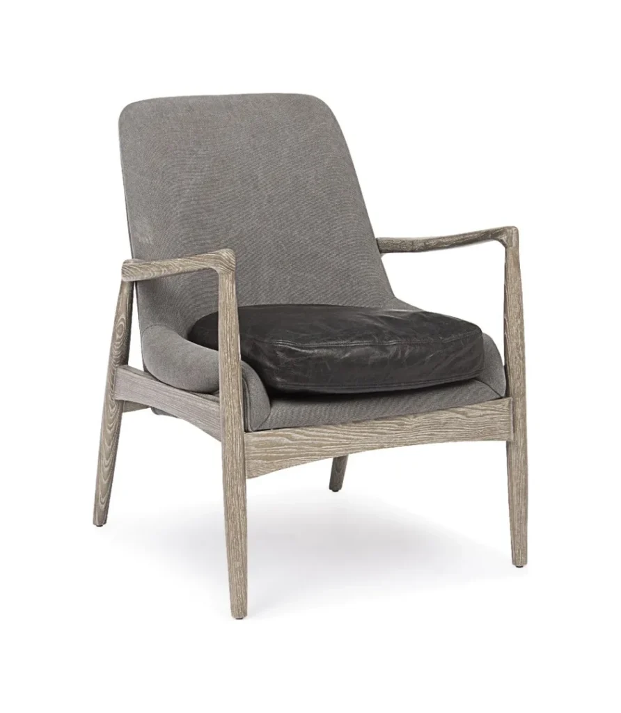 Γκρι πολυθρόνα lounge με ξύλινο σκελετό σε φυσική απόχρωση και μαύρο δερμάτινο κάθισμα, μπροστινή όψη.