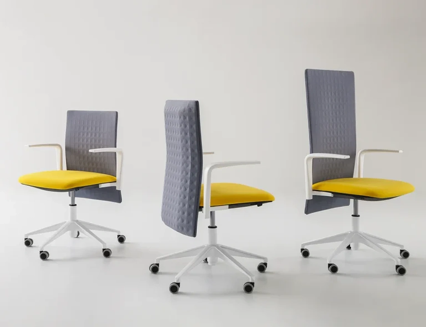 Εργονομική περιστρεφόμενη καρέκλα γραφείου με γκρι ψηλή πλάτη, κίτρινο κάθισμα και λευκή βάση με ροδάκια σε λευκό φόντο.