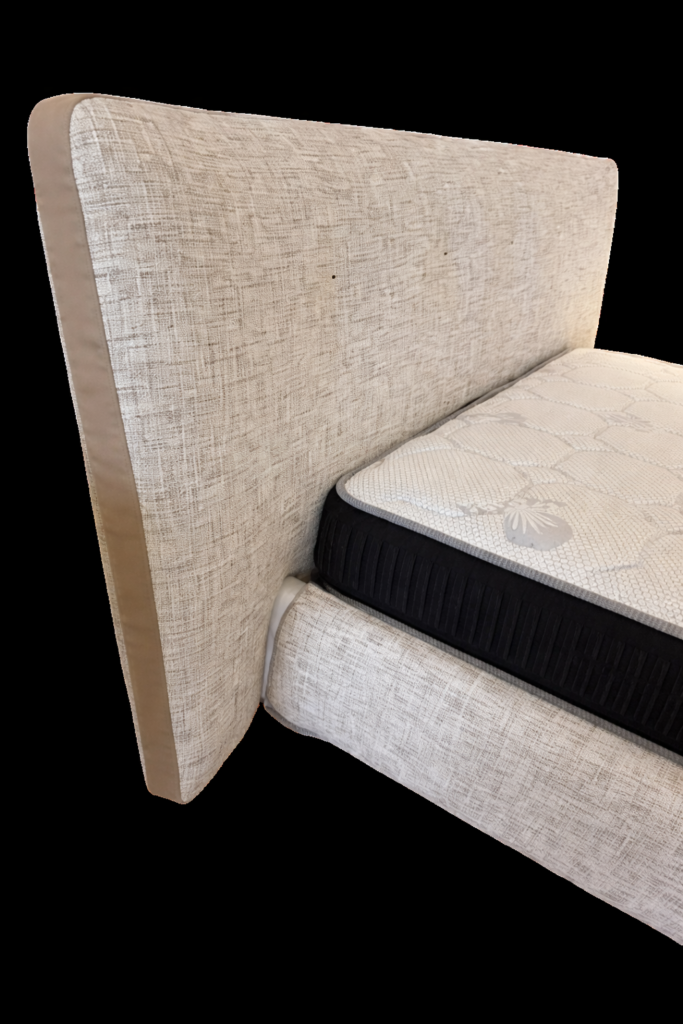 Κρεβάτι ANZIO ελληνικής κατασκευής με επενδεδυμένο κεφαλάρι και αποθηκευτικό χώρο, σε μοντέρνο υπνοδωμάτιο με ουδέτερους τόνους.