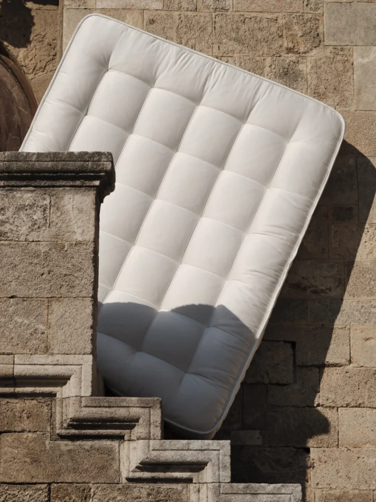 Λεπτομέρεια εσωτερικής κατασκευής πολυτελούς χειροποίητου στρώματος με φυσικά υλικά.