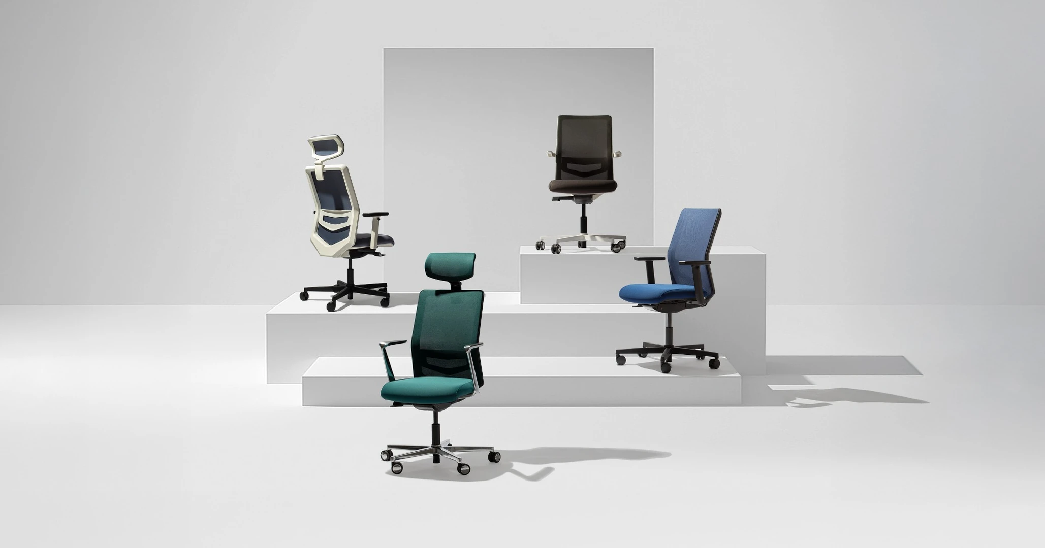 Εργονομική καρέκλα γραφείου με μαύρη διχτυωτή πλάτη και προσκέφαλο, πορτοκαλί κάθισμα και μεταλλική πεντάκτινη βάση με ροδάκια, σε λευκό φόντο.