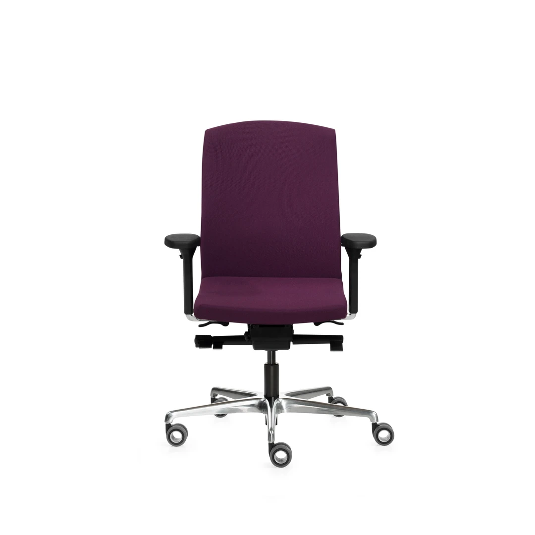 Γκρι εργονομική καρέκλα γραφείου με ψηλή πλάτη, ρυθμιζόμενα μπράτσα και μαύρη πεντάκτινη βάση με ροδάκια, σε λευκό φόντο.