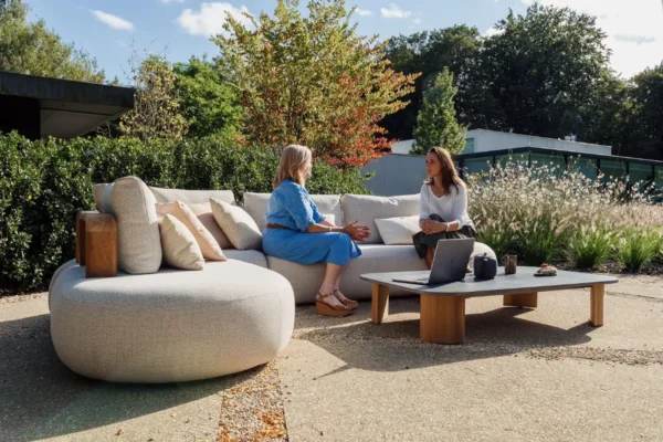 Set καναπέ εξωτερικού χώρου MILA από teak ξύλο με υφασμάτινα μαξιλάρια σε ανοιχτό χρώμα