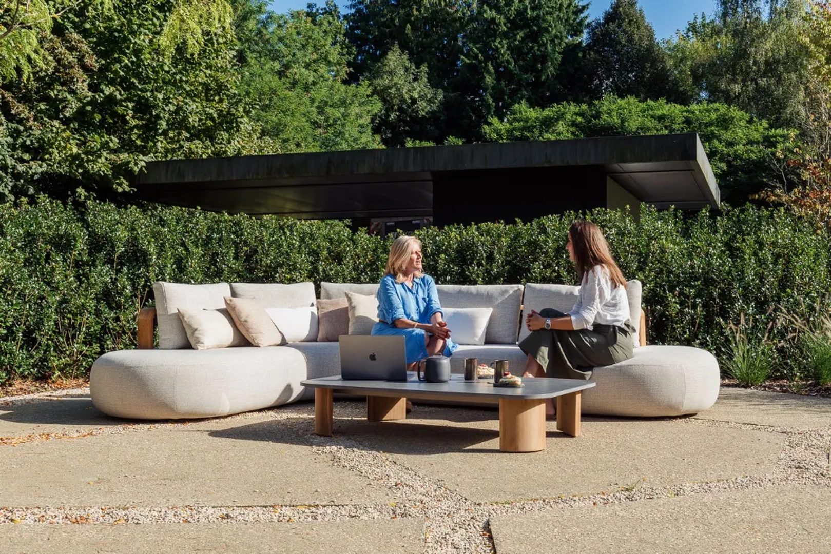 Set καναπέ εξωτερικού χώρου MILA από teak ξύλο με υφασμάτινα μαξιλάρια σε ανοιχτό χρώμα