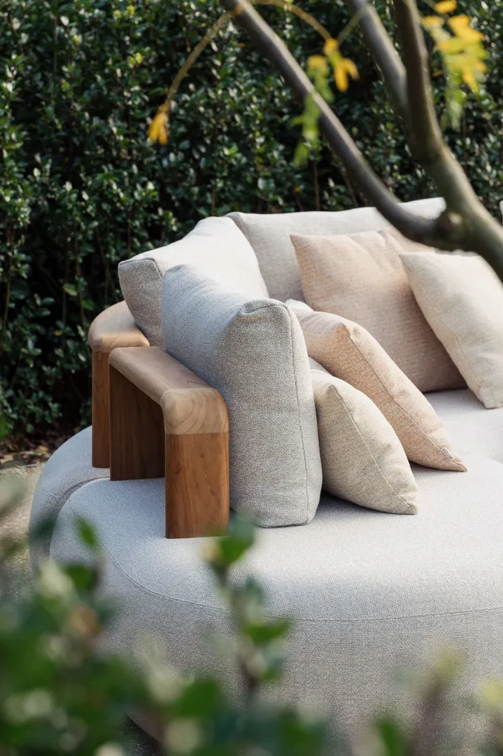 Set καναπέ εξωτερικού χώρου MILA από teak ξύλο με υφασμάτινα μαξιλάρια σε ανοιχτό χρώμα