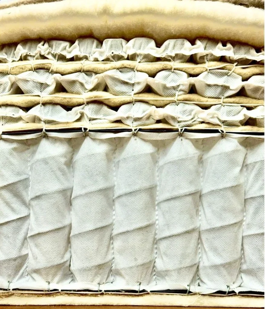 Λεπτομέρεια εσωτερικής κατασκευής πολυτελούς χειροποίητου στρώματος με φυσικά υλικά.