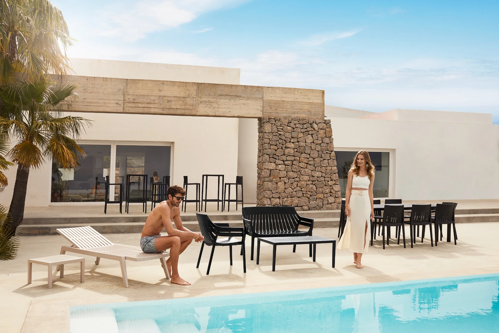 Spritz Sun Lounger Vondom Spritz ξαπλώστρα εξωτερικού χώρου σε μπεζ χρώμα με ρυθμιζόμενη πλάτη