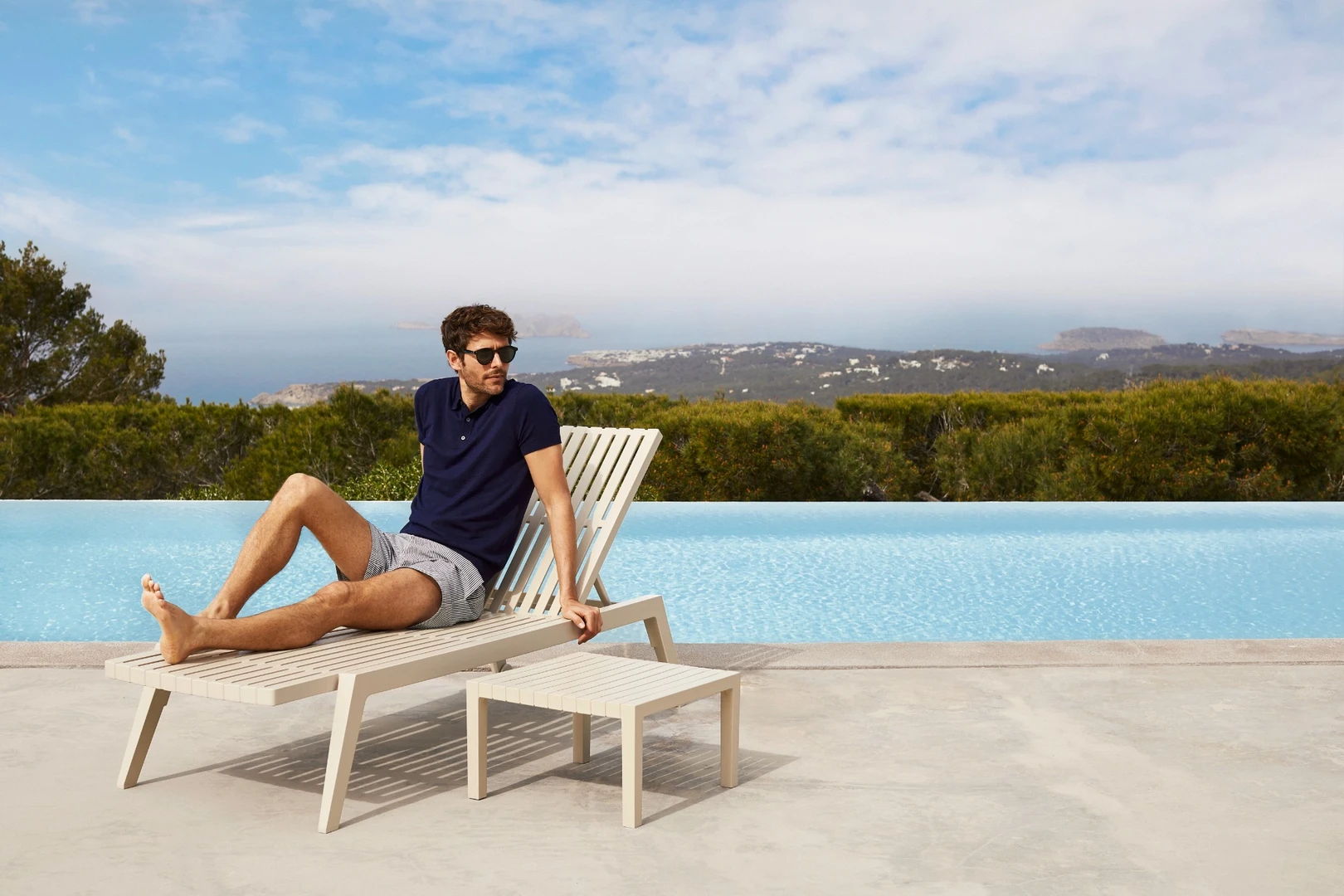 Vondom Spritz ξαπλώστρα εξωτερικού χώρου σε μπεζ χρώμα με ρυθμιζόμενη πλάτη